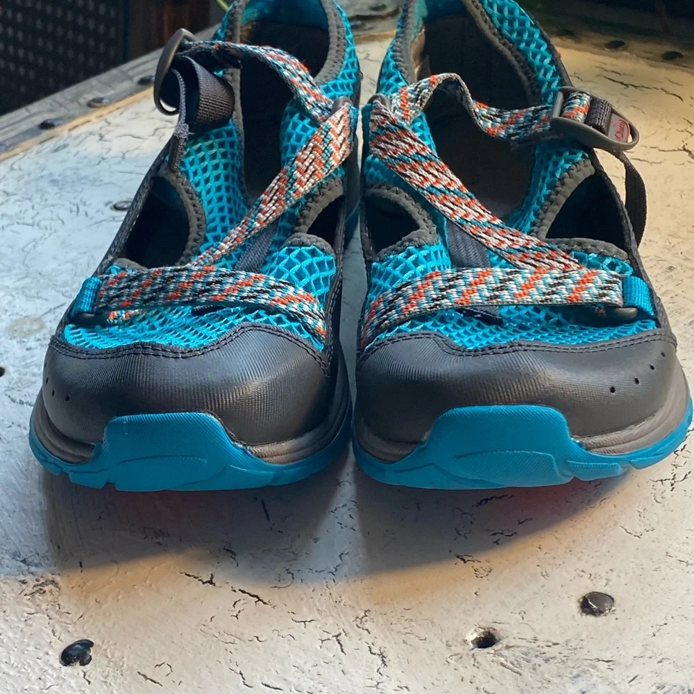 NWOT Chaco’s size 5 Water Shoes